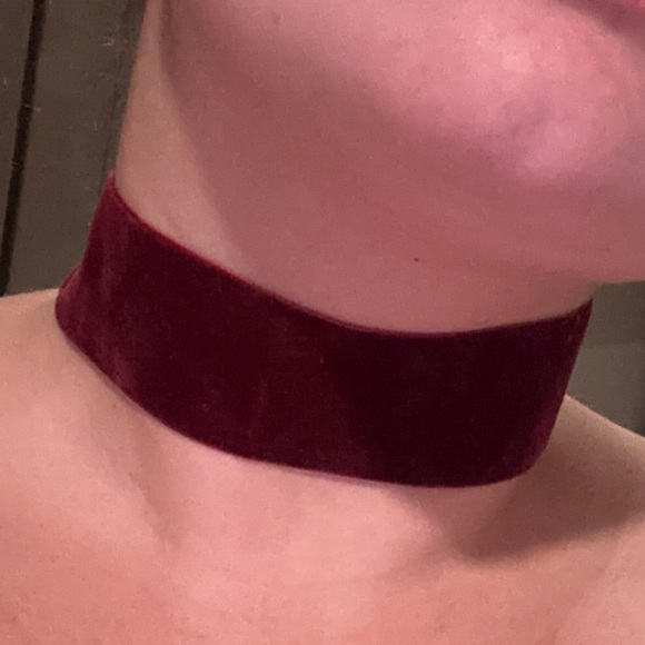 Red Velvet Choker - Picture 2 of 2